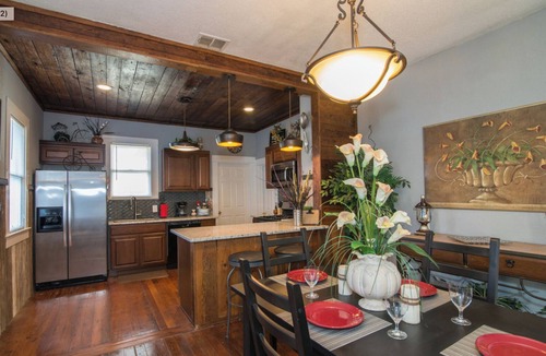 Eastside Promise Neighborhood House | Charming Historic home in Downtown San Antonio, close to all major attractions.