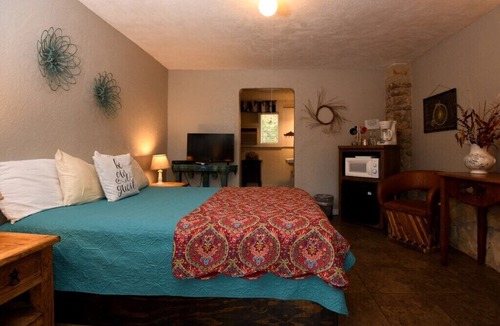 Leakey Apartment | Charming Historic Inn Room