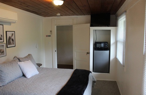 Roseburg Bed & Breakfast | Charming Historic lodge across from Umpqua river