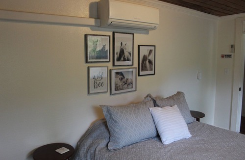 Roseburg Bed & Breakfast | Charming Historic lodge across from Umpqua river