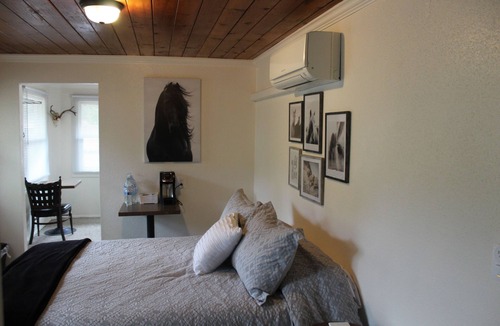 Roseburg Bed & Breakfast | Charming Historic lodge across from Umpqua river