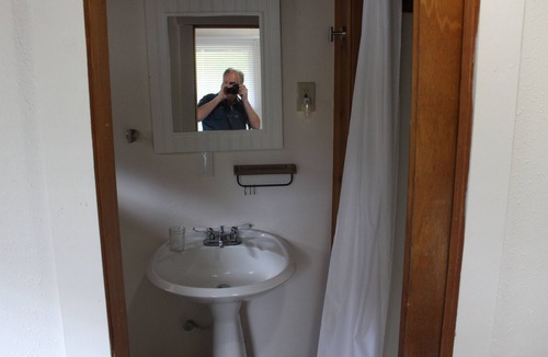 Roseburg Bed & Breakfast | Charming Historic lodge across from Umpqua river