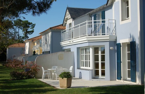 L'Aiguillon-sur-Vie House | Charming holiday home located at golf course