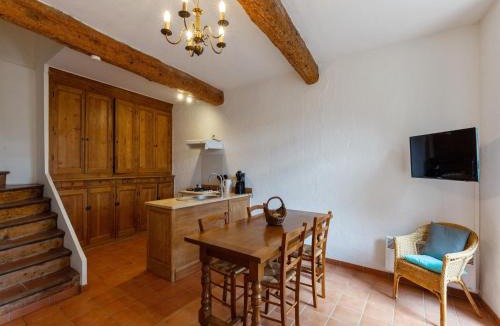 Tautavel House | Charming Holiday Home in Tautavel with Balcony