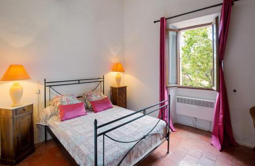 Tautavel House | Charming Holiday Home in Tautavel with Balcony