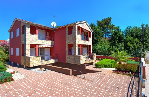 Srima Villa | Charming holiday house, just 150 m meters from the pebble beach