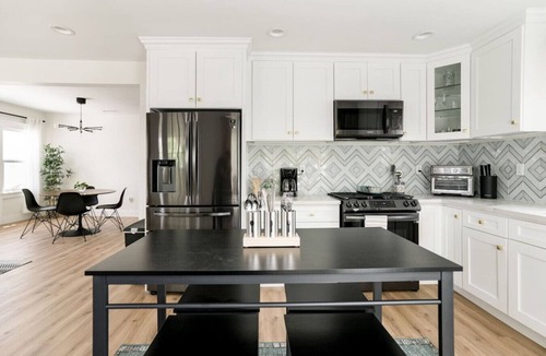 Hollywood House | Charming Hollywood Bungalow with Private Parking