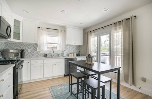 Hollywood House | Charming Hollywood Bungalow with Private Parking