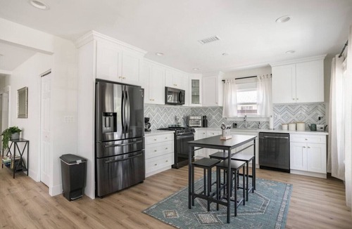 Hollywood House | Charming Hollywood Bungalow with Private Parking