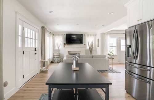 Hollywood House | Charming Hollywood Bungalow with Private Parking