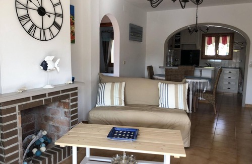 Bon Relax House | Charming Home for 6 with A/C, Pool, BBQ, WiFi, and Parking, Sant Pere Pescador