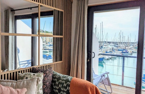 Seafront Ski Chalet | Charming home on the ocean