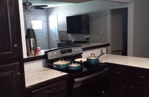 Hattiesburg House | Charming Home Comfy Beds Private Backyard with Fire Pit