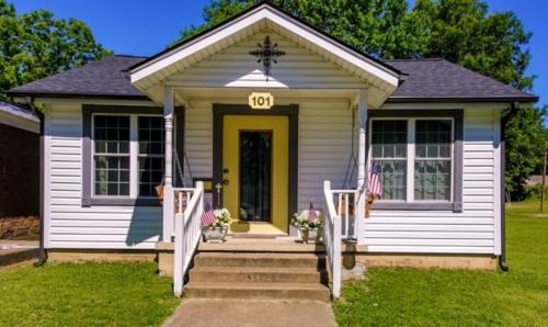 Brighton House | Charming home in Brighton, TN Close to Memphis