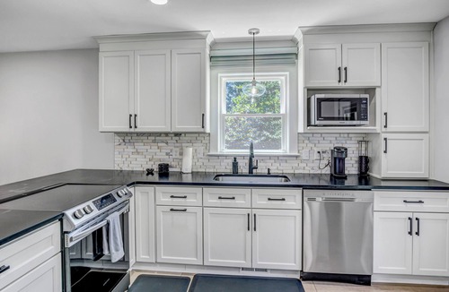 Apex Cottage | Charming Home in Downtown Historic Apex with King Bed