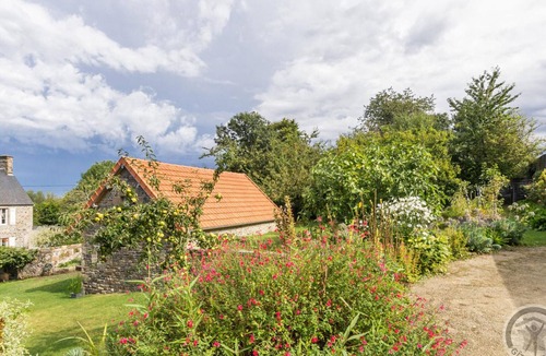 Jullouville Cottage | Charming home in Jullouville with garden and bikes