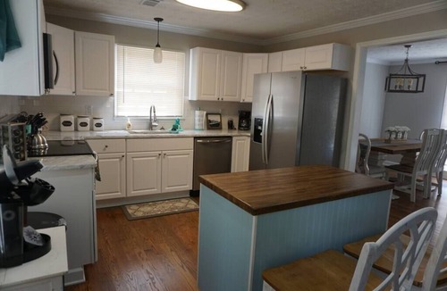 Stone Mountain House | Charming Home Near StoneMountain Park w/Playroom & Hot Tub