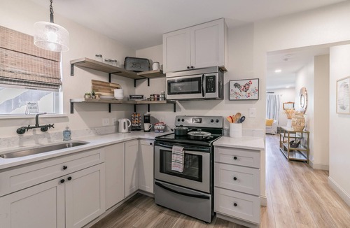 Arlington Heights House | Charming Home Near Dickies+Free Biweekly Clean+KING Bed+Fully Furnished