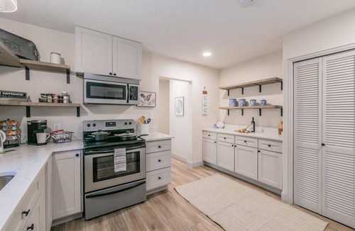 Arlington Heights House | Charming Home Near Dickies+Free Biweekly Clean+KING Bed+Fully Furnished