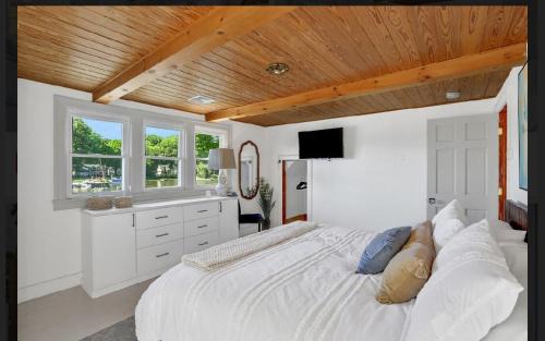 Saugerties South House | Charming Home on Esopus Creek