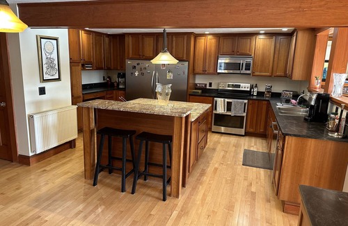 Shrewsbury House | Charming home on Lake Quinsigamond!