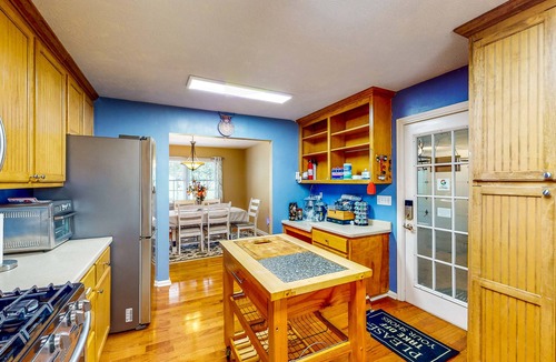 Danielsville House | Charming home on sprawling acreage with magnificent views & game room