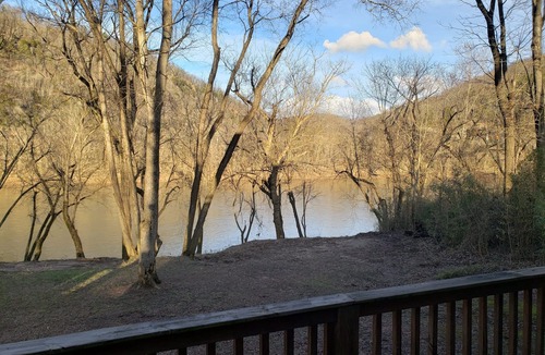 Mountain View House | Charming home on the White River - escape & enjoy Arkansas’s great outdoors!
