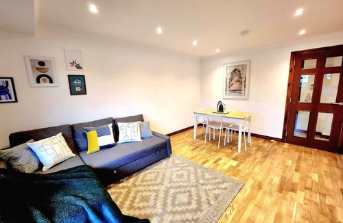 Finnieston Apartment | Charming Home Overlooking River Clyde
