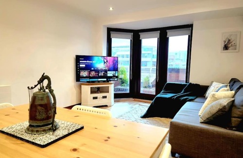 Finnieston Apartment | Charming Home Overlooking River Clyde
