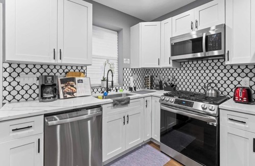 Downtown Baltimore House | Charming Home: Parking, Sleeps 10, WFH Space