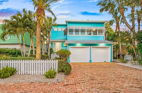 Ringling Estates House | Charming Home. Private Pool. Great Amenities. Steps to Beach/St. Armand's