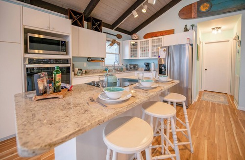 Colington Harbour Cottage | Charming Home with Stunning Views !