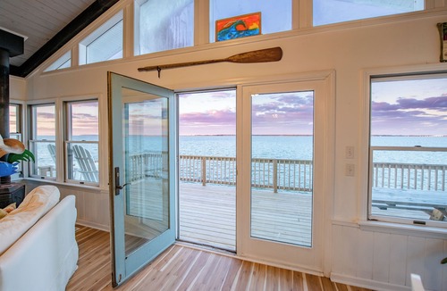 Colington Harbour Cottage | Charming Home with Stunning Views !