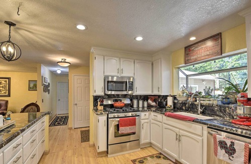 Glencoe House | Charming Home w/ Deck - 16 Mi to Sutter Creek!
