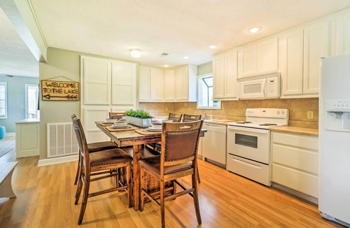Higden House | Charming Home w/Porch: Walk to Greers Ferry Lake!