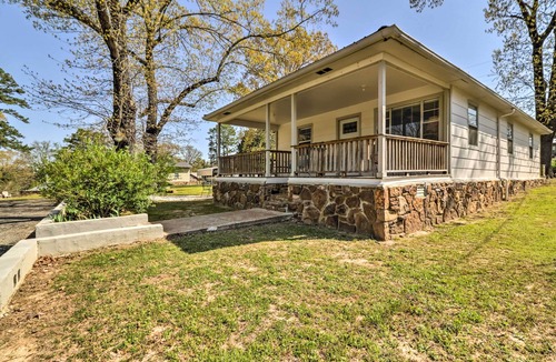 Higden House | Charming Home w/Porch: Walk to Greers Ferry Lake!
