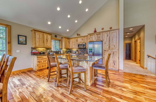 Government Camp House | Charming home with hot tub, fireplace & W&D - in great Government Camp location