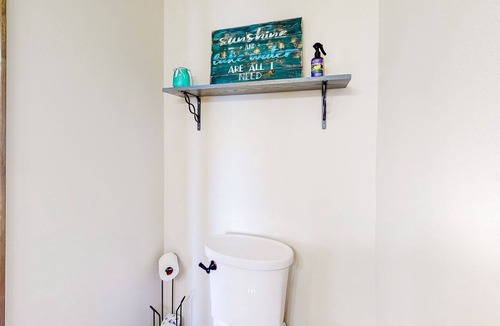 Rockford Bay House | Charming home with lakeview, fireplace, full kitchen, central AC, & W/D