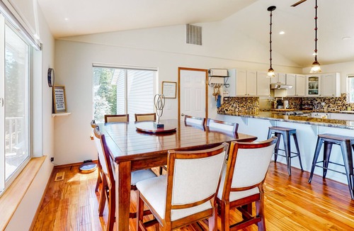 Rockford Bay House | Charming home with lakeview, fireplace, full kitchen, central AC, & W/D