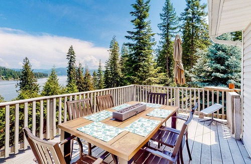 Rockford Bay House | Charming home with lakeview, fireplace, full kitchen, central AC, & W/D