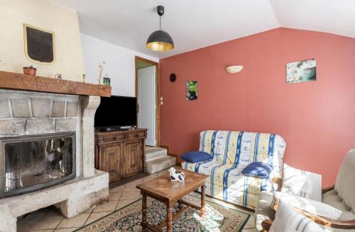 Montaigu-la-Brisette House | Charming Home with Orchard