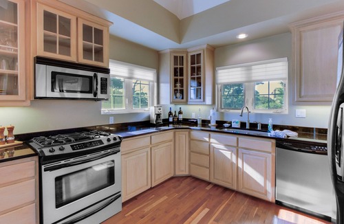 Bandon House | Charming home with tranquil & private deck - one block to beach