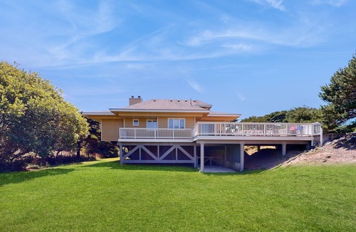 Bandon House | Charming home with tranquil & private deck - one block to beach