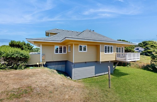 Bandon House | Charming home with tranquil & private deck - one block to beach