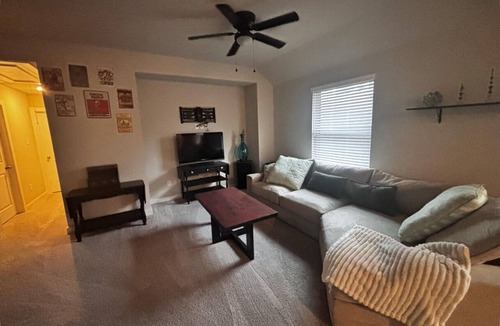 Willis House | Charming home with WiFi, AC in welcoming Willis