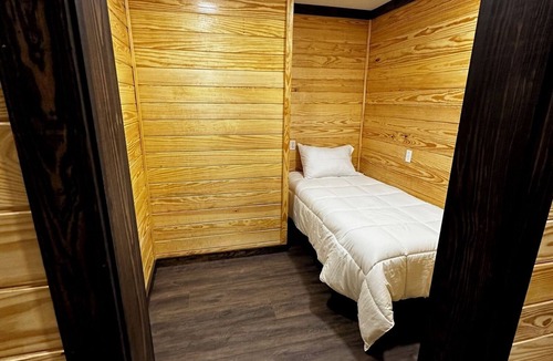 Timpson Hotel | Charming hotel suite in tranquil Timpson with WiFi, AC Unit 202