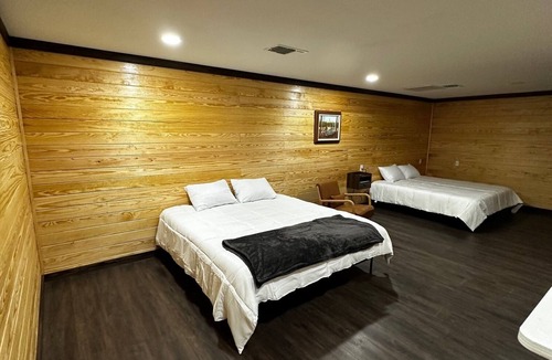Timpson Hotel | Charming hotel suite in tranquil Timpson with WiFi, AC Unit 202
