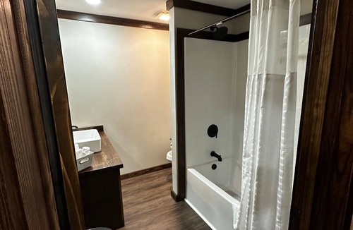 Timpson Hotel | Charming hotel suite in tranquil Timpson with WiFi, AC Unit 202