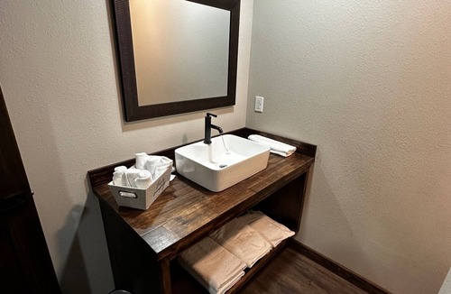 Timpson Hotel | Charming hotel suite in tranquil Timpson with WiFi, AC Unit 202