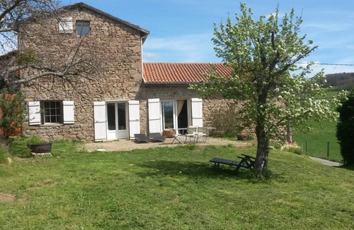 Chirassimont House | Charming house 135m2 av fenced. quiet and dog friendly place